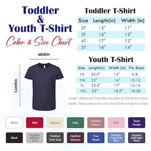 Puede incluir: Camiseta azul marino para ni&ntilde;os peque&ntilde;os y j&oacute;venes con una tabla de colores y tallas. La tabla enumera tallas, largos en pulgadas y anchos en pulgadas para tallas de ni&ntilde;os peque&ntilde;os y j&oacute;venes. Las opciones de color incluyen blanco, rojo y negro.