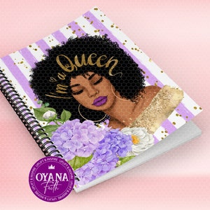 Può includere: Un quaderno a spirale a strisce bianche e viola con un design di glitter dorati. La copertina presenta una donna nera con una corona e il testo "I'm a Queen". Il quaderno ha anche un design floreale con fiori viola.