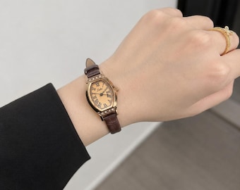 Relógio feminino vintage com pulseira de couro marrom café – mostrador elegante em formato de barril com numerais romanos.