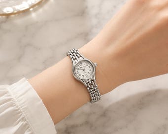 Relógio elegante com pulseira prateada – Mostrador analógico pequeno, pulseira casual de liga metálica, movimento de quartzo.
