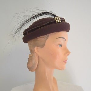 1940s New York Creations for Saks Brown Wool Felt Hat with Black Feathers and Faux Pearls image 1