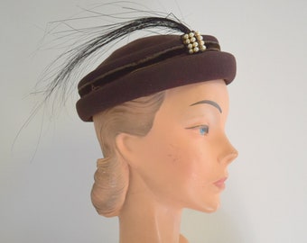 1940s New York Creations for Saks Brown Wool Felt Hat with Black Feathers and Faux Pearls