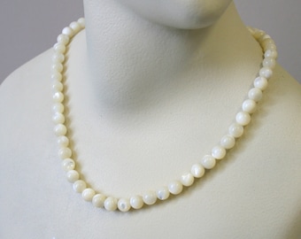 1960s White Swirled Bead Necklace