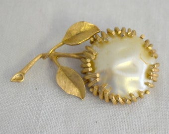 1960s Sarah Coventry Faux Pearl Flower Brooch