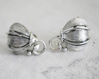 1950s Lisner Silver Flower Screw Back Earrings