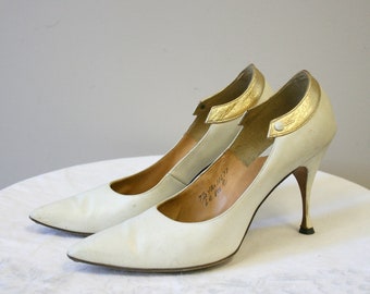 Size 8 1950s patent leather off white studded stiletto heels pumps