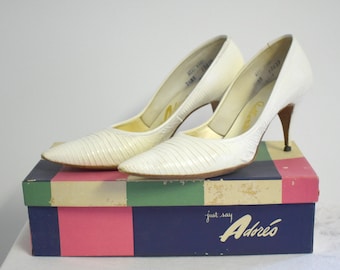 Size 8 1950s patent leather off white studded stiletto heels pumps