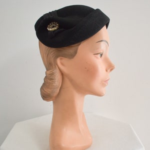 1950s Black Wool Felt Hat with Faux Pearl Accent