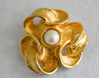 Vintage Gold Metal and Faux Pearl Brooch