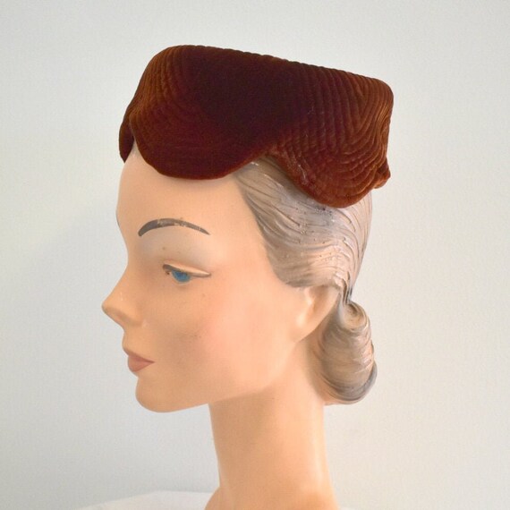 1950s Sally Victor Scalloped Brown Velvet Pillbox Hat - Etsy  display picture 2
