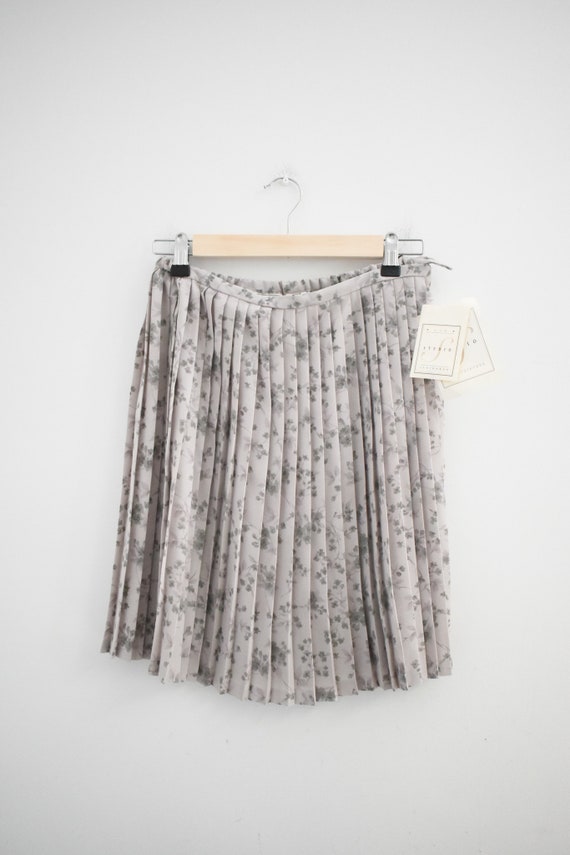 1990s NOS Gray Floral Pleated Mini Skirt - image 6