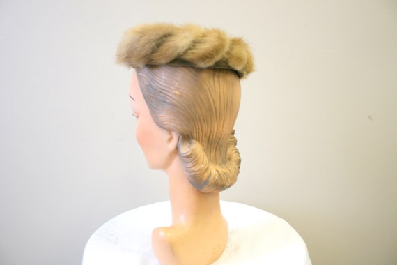 1950s Light Brown Fur Hat with Satin Bow Top - image 3