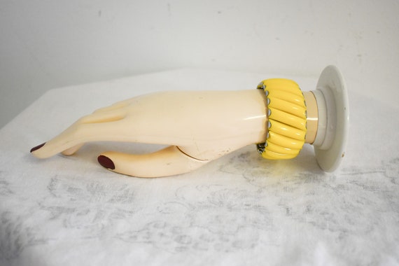 1960s Yellow Plastic Expandable Bracelet - image 3