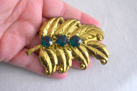 1940s Large Gold Leaf Brooch with Green Rhineston… - image 3