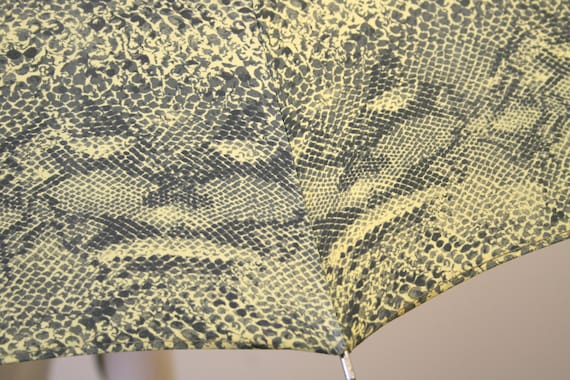 1940s Yellow Snake Skin Print Umbrella with Woode… - image 3