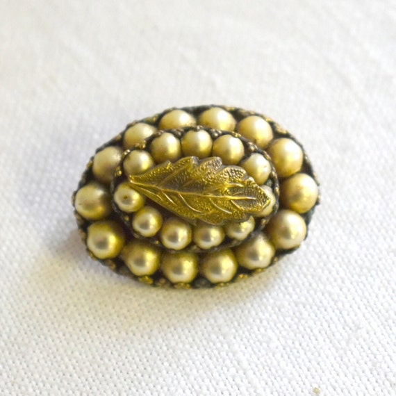 1940s Oval Faux Pearl Brooch - image 1