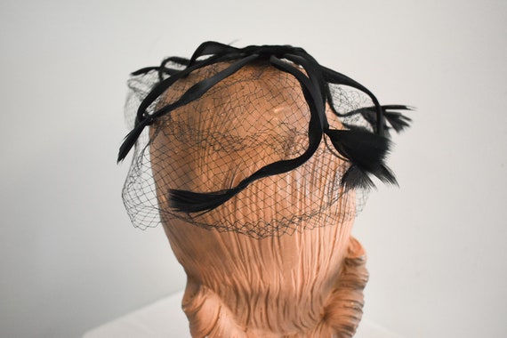 1950s/60s Black Feather and Satin Whimsy Hat - image 5