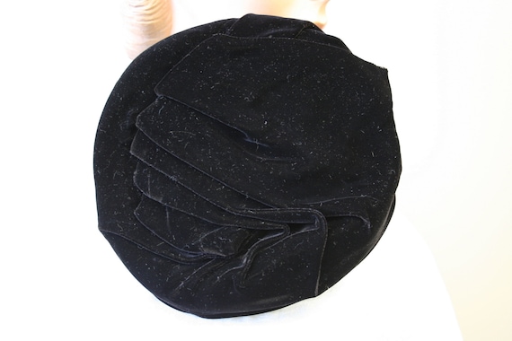 1950s Black Ruched Velvet Toque Hat - image 5