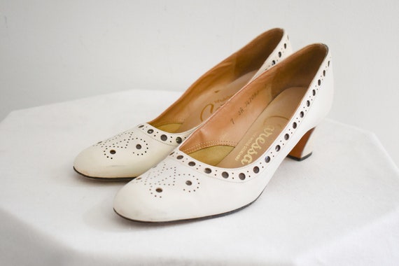 1960s Caressa Cream Heels, Size 7AAA - image 2