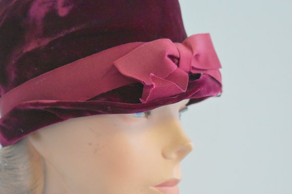 1960s-does-1920s Burgundy Velvet Cloche Hat - image 2