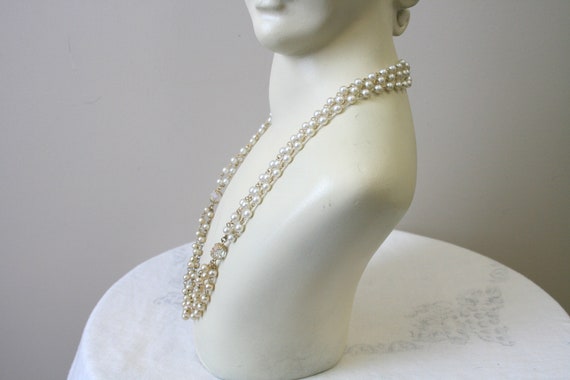 1960s Faux Pearl and Crystal Necklace - image 3