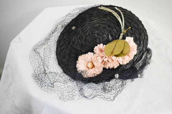 1940s Blue-Black Straw Tilt Hat with Pink Flowers - image 5