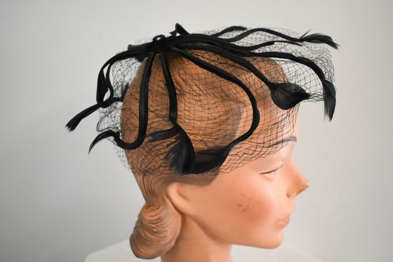 1950s/60s Black Feather and Satin Whimsy Hat - image 4