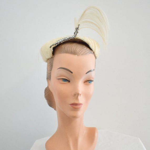 1940s/50s Cream Feather Hat with Plume - image 1