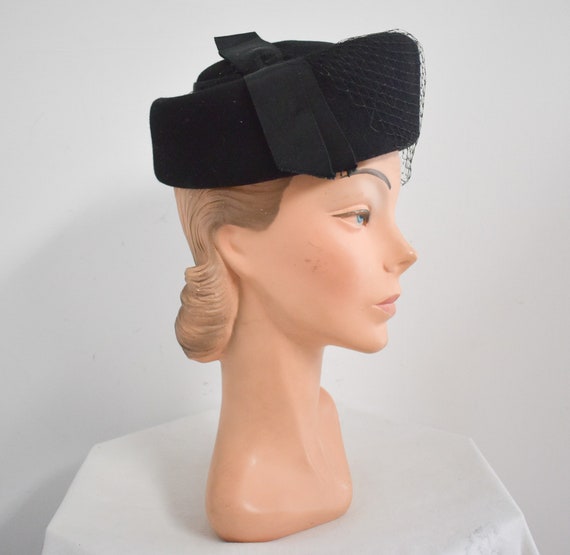 1950s Black Wool Felt Hat with Netting - image 1
