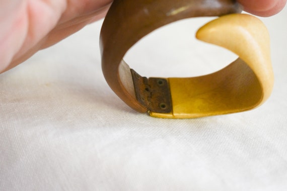 1960s Wooden Two Tone Clamper Cuff Bracelet - image 7