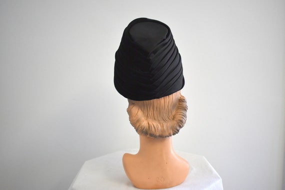 1950s Black Satin and Velvet Pleated Toque - image 7