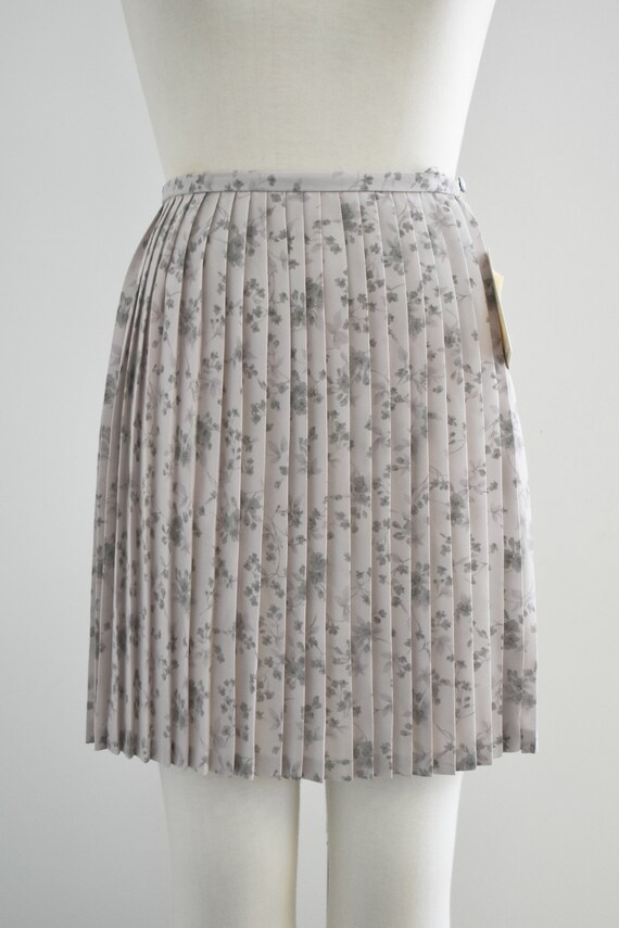 1990s NOS Gray Floral Pleated Mini Skirt - image 3