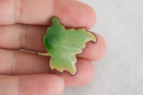 1950s Green Enamel Leaf Pin - image 3