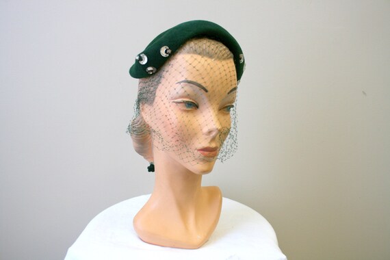 1940s Crescent Moon Green Capulet Hat with Veil