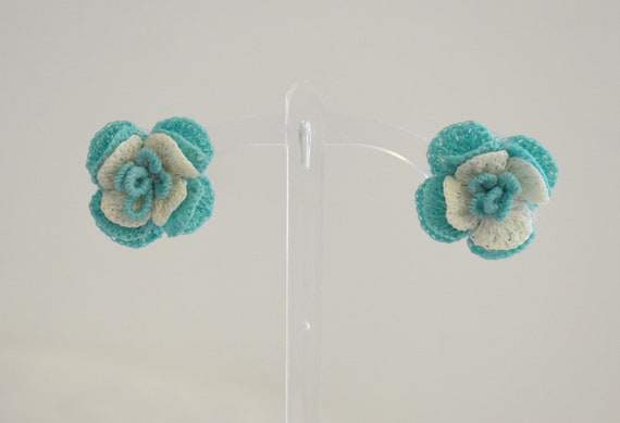 1940s/50s Crochet Flower Screw Back Earrings - image 2