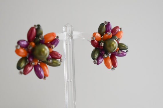 1960s Plastic Bead Cluster Clip Earrings - image 6