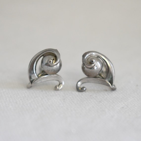 1940s/50s Karu Small Silver Screw Back Earrings - image 1