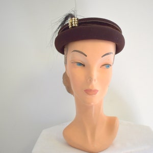 1940s New York Creations for Saks Brown Wool Felt Hat with Black Feathers and Faux Pearls image 2