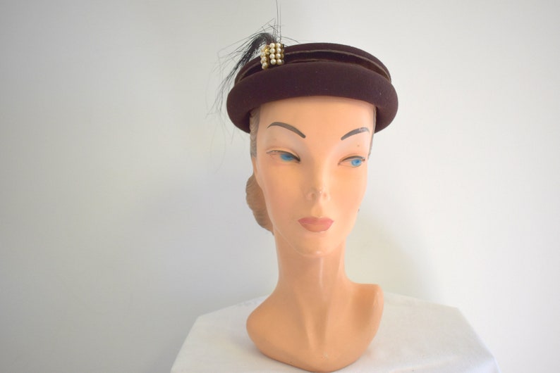 1940s New York Creations for Saks Brown Wool Felt Hat with Black Feathers and Faux Pearls image 2