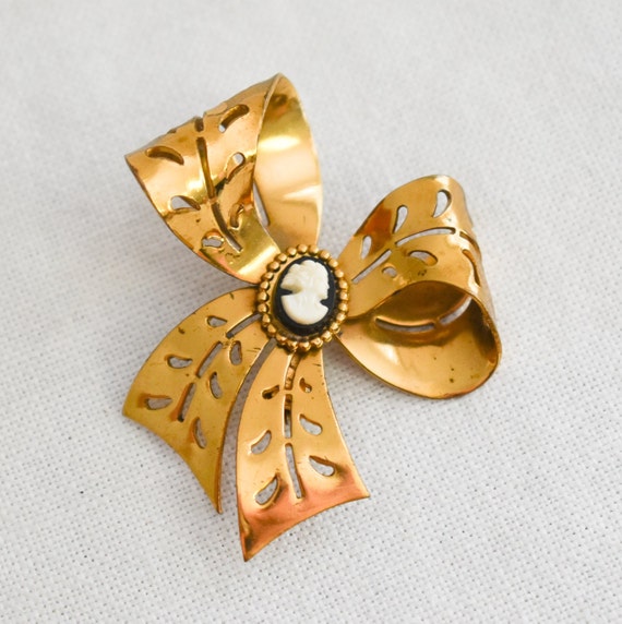 1940s Coro Cameo Bow Brooch - image 1