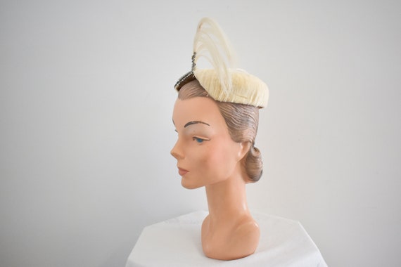 1940s/50s Cream Feather Hat with Plume - image 4