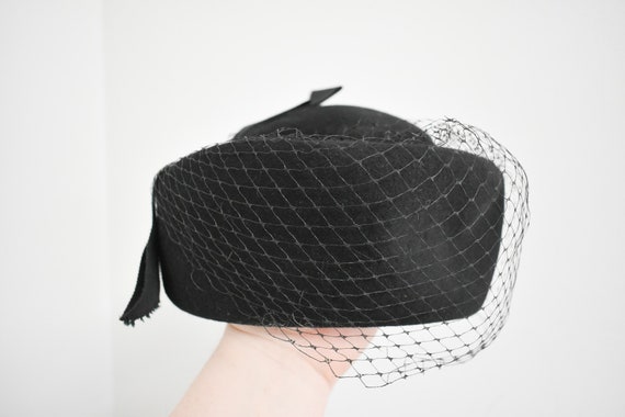 1950s Black Wool Felt Hat with Netting - image 5
