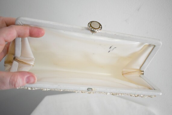 1950s Cream Vinyl and Resin Clutch Purse - image 7