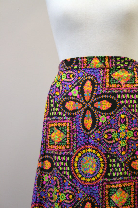 1960s Black and Neon Printed Maxi Skirt - image 4