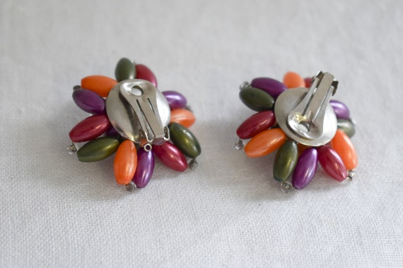 1960s Plastic Bead Cluster Clip Earrings - image 4