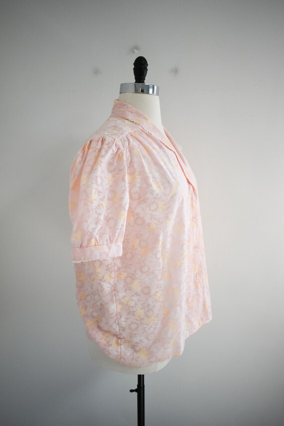 1980s Peachy-Pink Floral Blouse - image 4