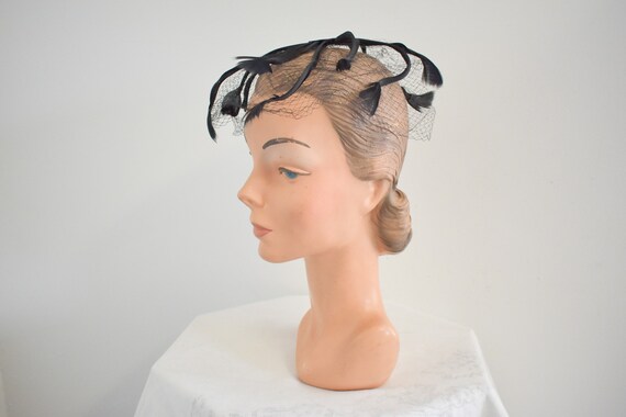 1950s/60s Black Feather and Satin Whimsy Hat - image 3