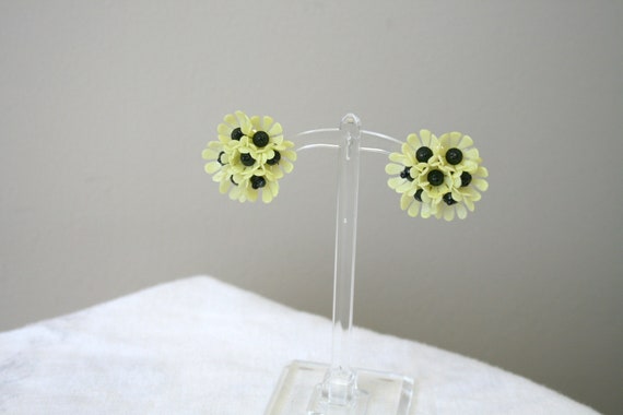 1960s Yellow and Black Daisy Clip Earrings - image 4