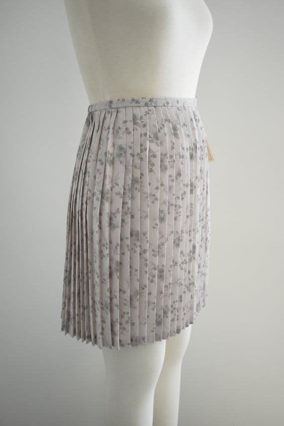 1990s NOS Gray Floral Pleated Mini Skirt - image 4