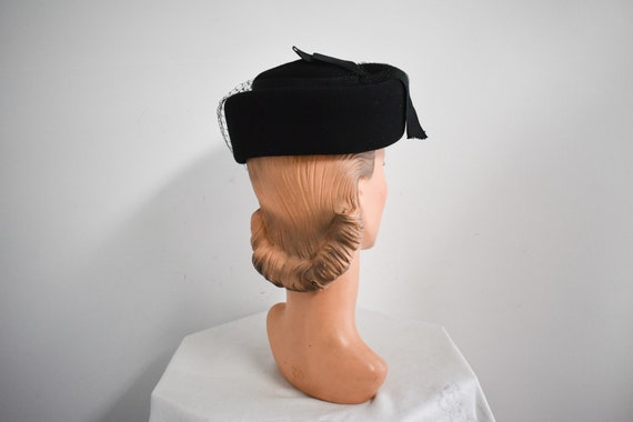 1950s Black Wool Felt Hat with Netting - image 3